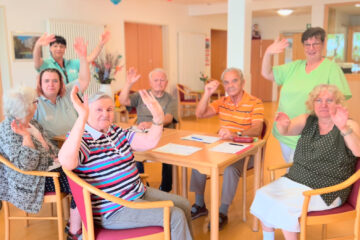 Gruppenfoto von Seniorinnen, Senioren und Pflegekräften